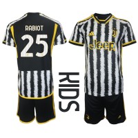 Billiga Juventus Adrien Rabiot #25 Barnkläder Hemma fotbollskläder till baby 2023-24 Kortärmad (+ Korta byxor)